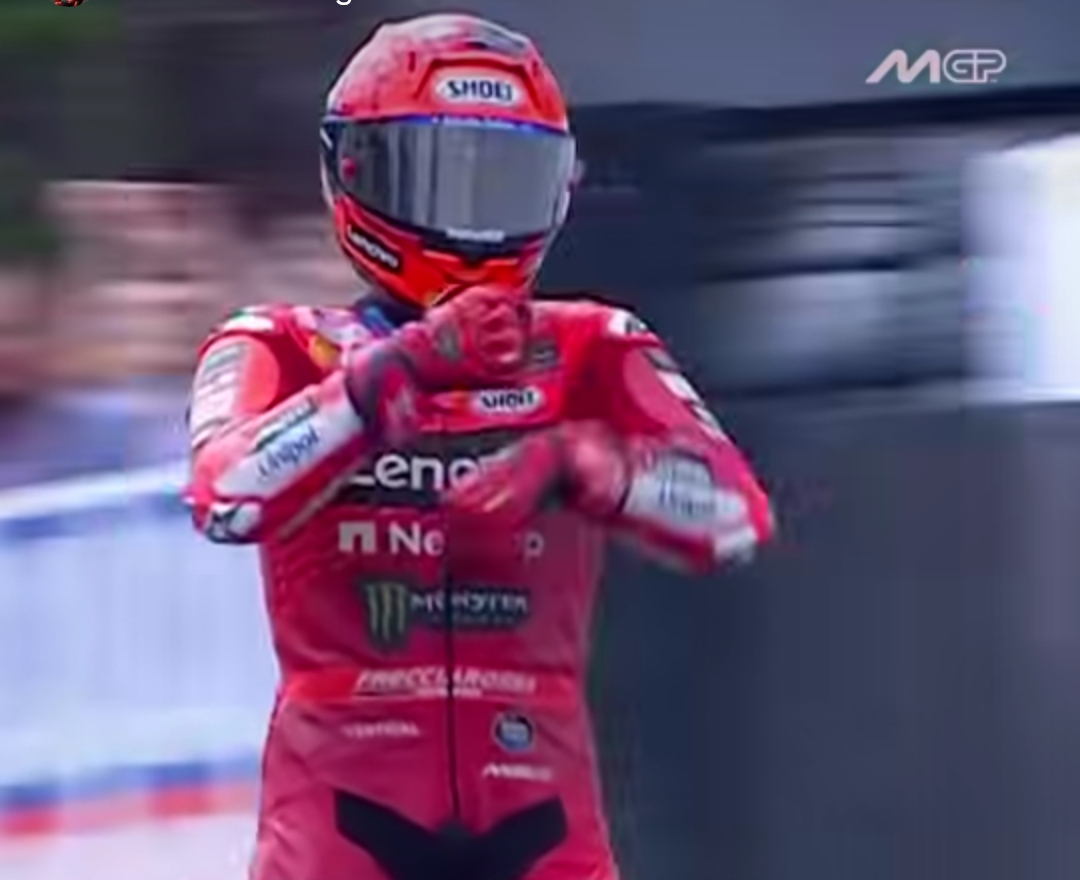 Marc Marquez selebrasi kemenangan di Sachsenring MotoGP Jerman 2025 dengan gerakan ala tarian pacu jalur asal Riau, Indonesia. (Foto: Screenshot video IG @motogp)