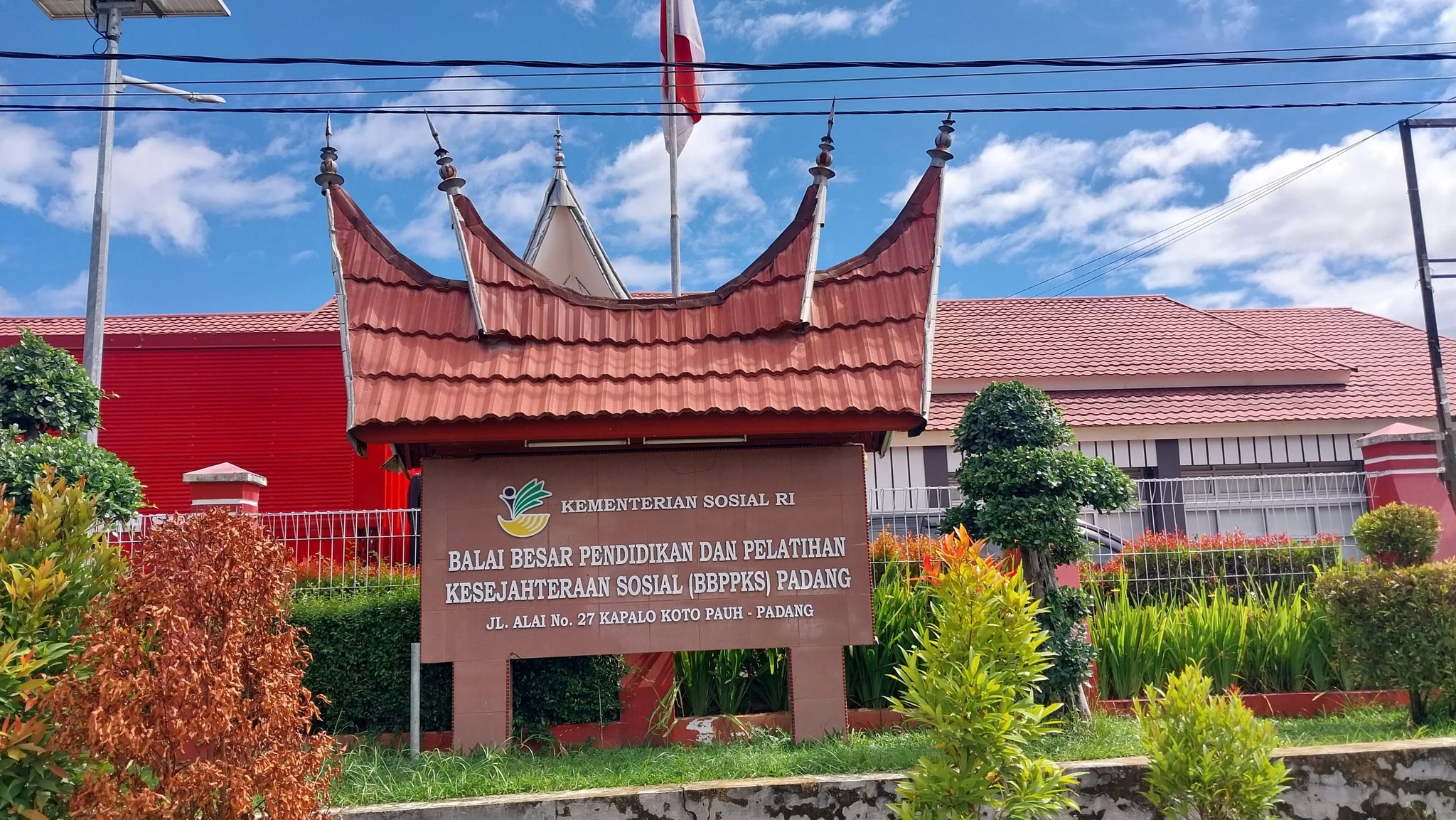 Sekolah Rakyat setingkat SMP di Padang dipusatkan di Balai Besar Pendidikan dan Pelatihan Kesejahteraan Sosial (BBPPKS) di Kecamatan Pauh. Di sini, 150 siswa maupun siswi diasramakan.