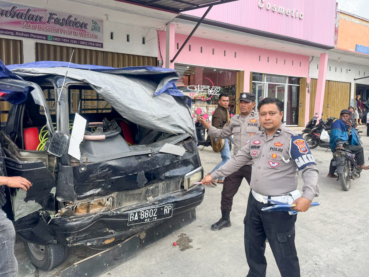 Polisi menunjukkan salah satu kendaraan yang terlibat adu kambing di Jalan Gajah Mada, Nagari Alahanpanjang, Kecamatan Lembah Gumanti, Kabupaten Solok, Sabtu (12/7/2025).