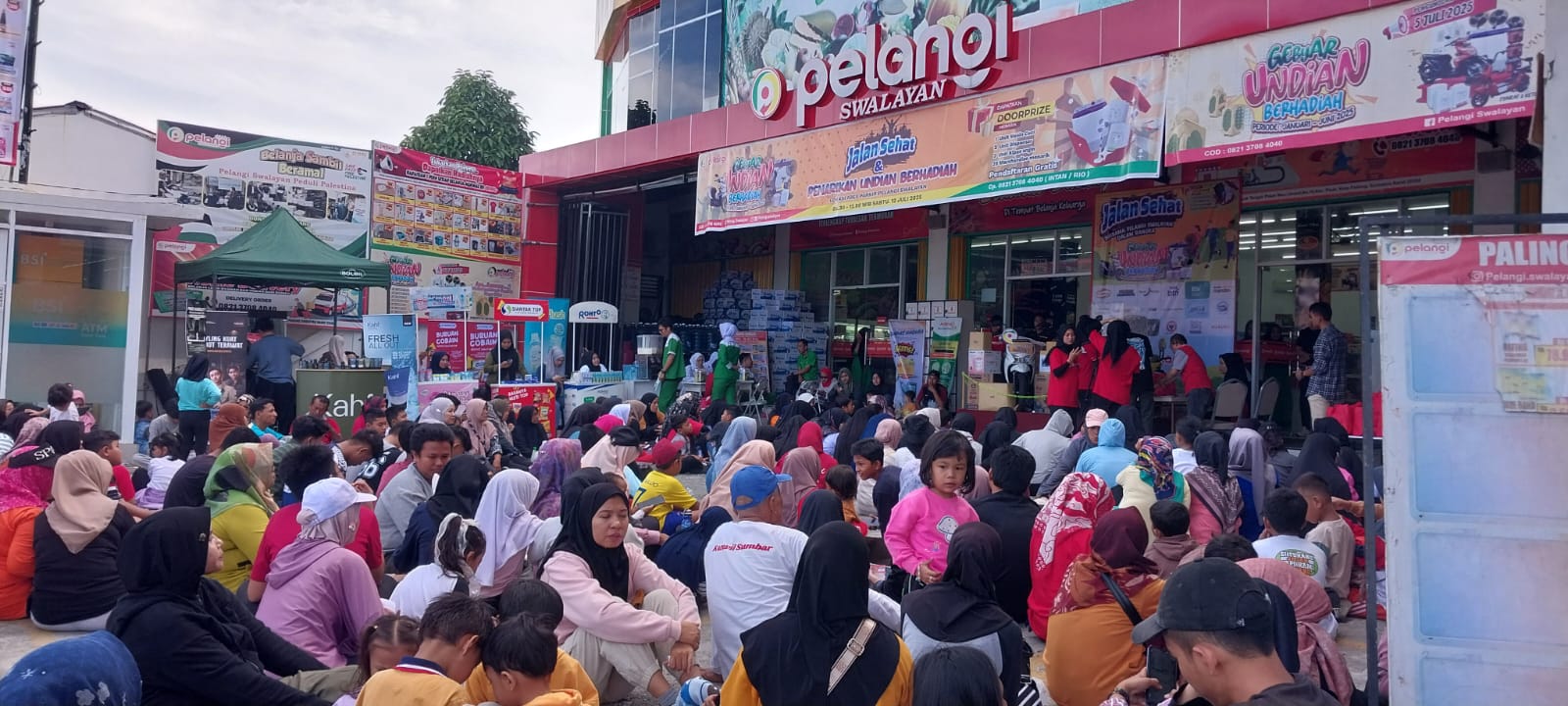 Pelangi Swalayan Padang gelar undian poin member periode Juli&ndash;Desember 2025, ratusan pelanggan bawa pulang hadiah utama dan ikut jalan santai, Sabtu (12/7).