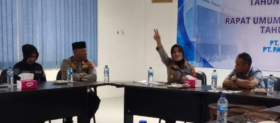 TERIMA MASUKAN: Kabid Humas Polda Sumbar Kombes Pol Susmelawati Rosya (dua dari kanan) saat berdiskusi dengan jajaran Padang Ekspres di Graha Pena Padang, Jumat (11/7).(MIRANDA/PADEK)