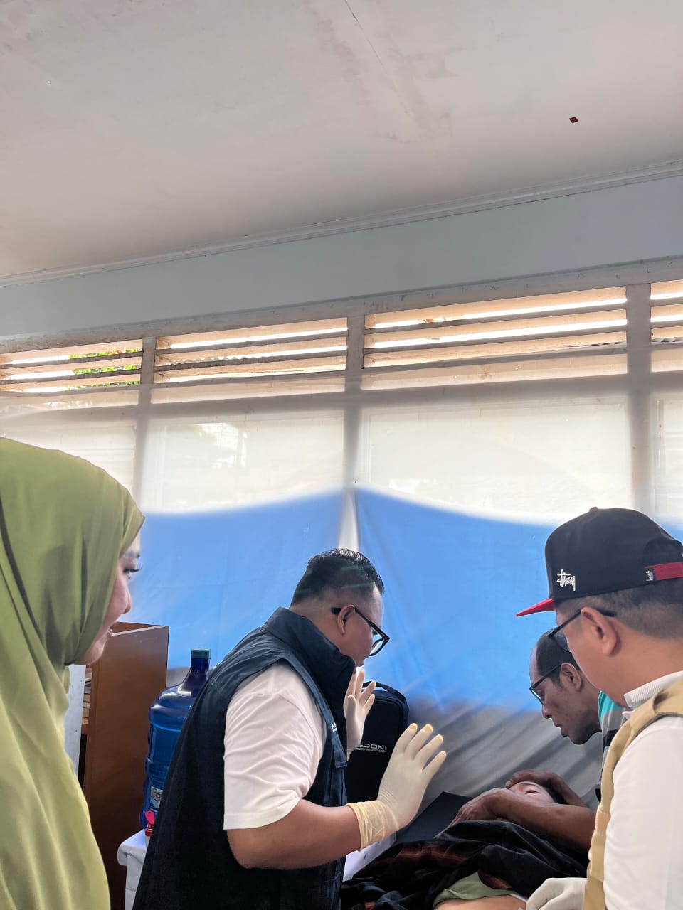 Anggota DPR RI Lisda Hendrajoni ikut menenangkan peserta sunatan massal di Rumah Cerdas di RT 02/RW 06, Kelurahan Pasagadang, Kecamatan Padang Selatan, Sabtu (12/7).