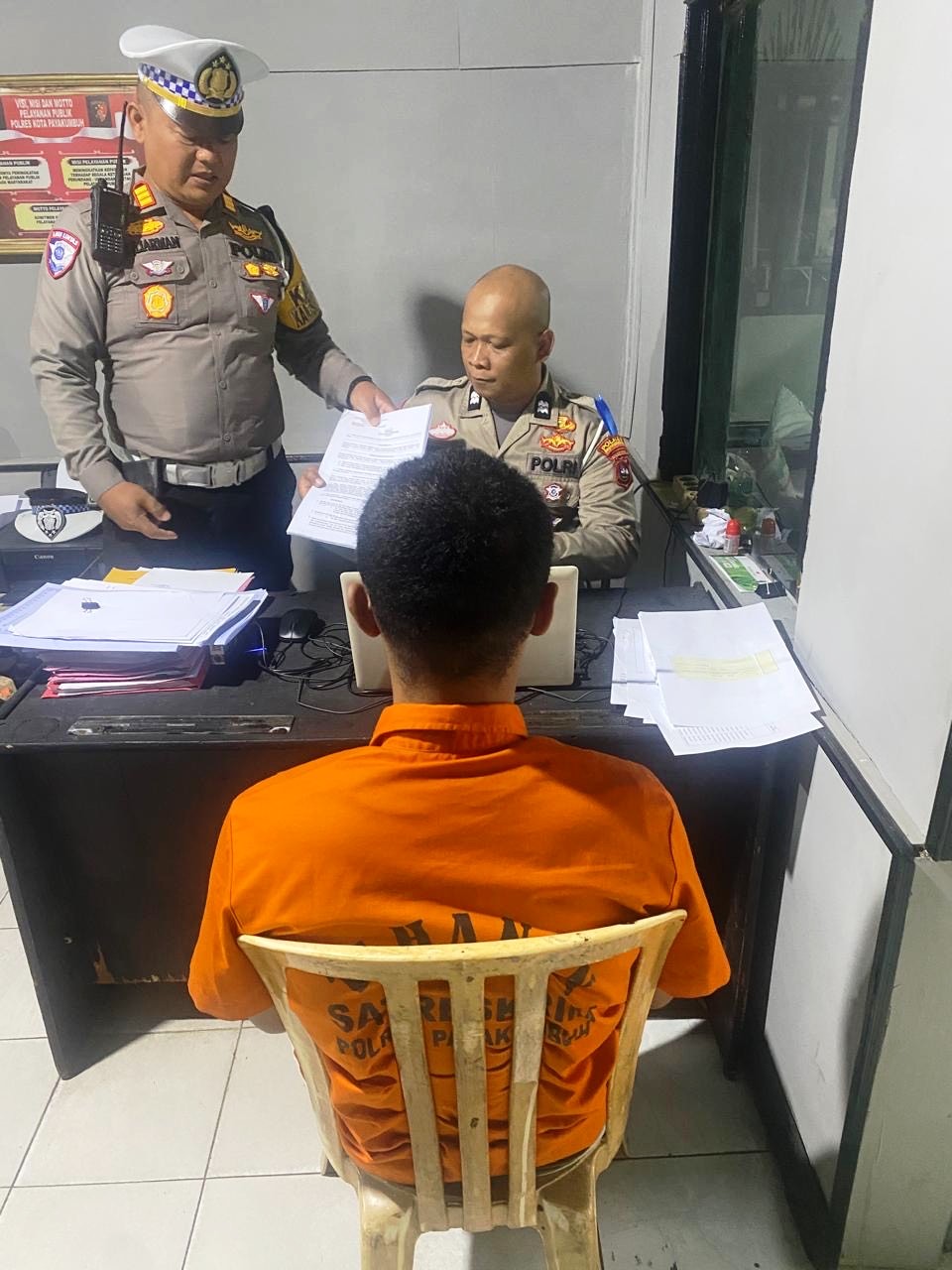 TIDAK TEBANG PILIH: Petugas kepolisian saat melakukan pemeriksaan terhadap pengemudi mobil BMW yang terlibat kecelakaan dan menewaskan seorang pemulung beberapa waktu lalu. (POLRES PAYAKUMBUH)