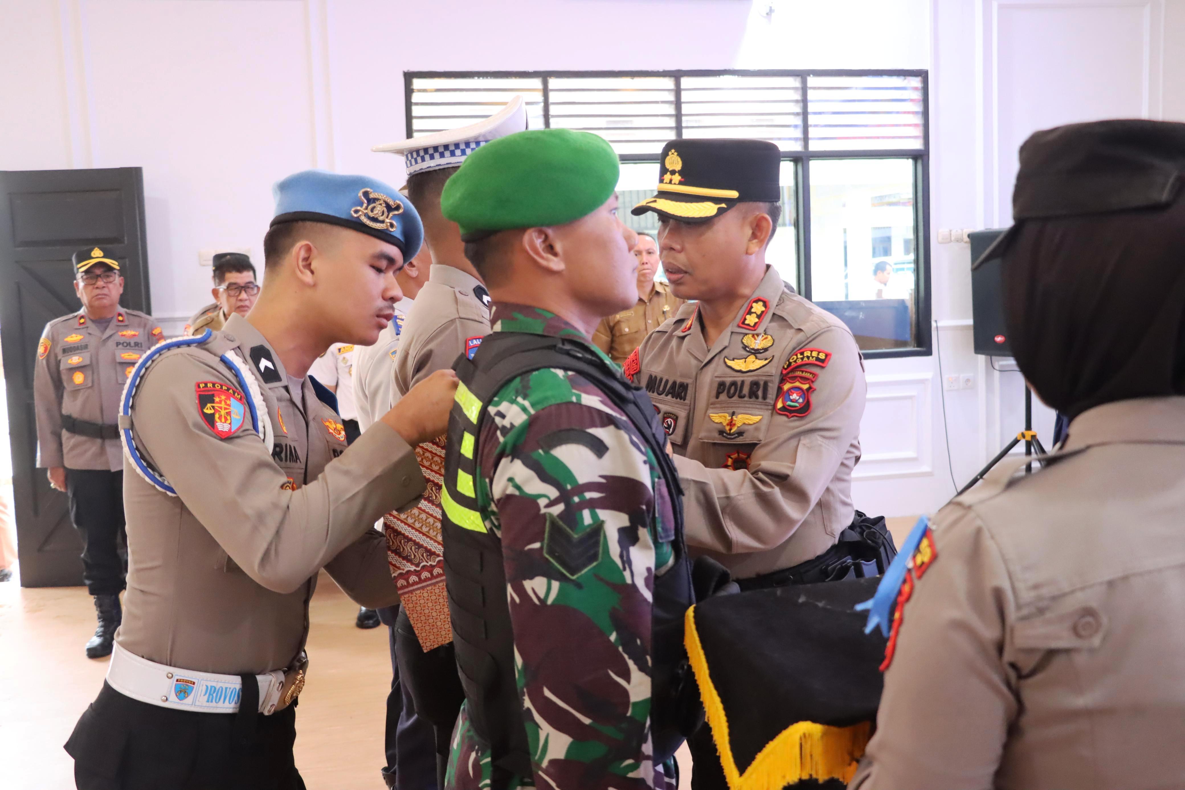 DIMULAI: Kapolres Agam AKBP Muari memimpin apel gelar pasukan Operasi Patuh Singgalang 2025 di Aula Wibisono, Mapolres setempat, Senin (14/7). (HUMAS POLRES AGAM UNTUK PADEK).