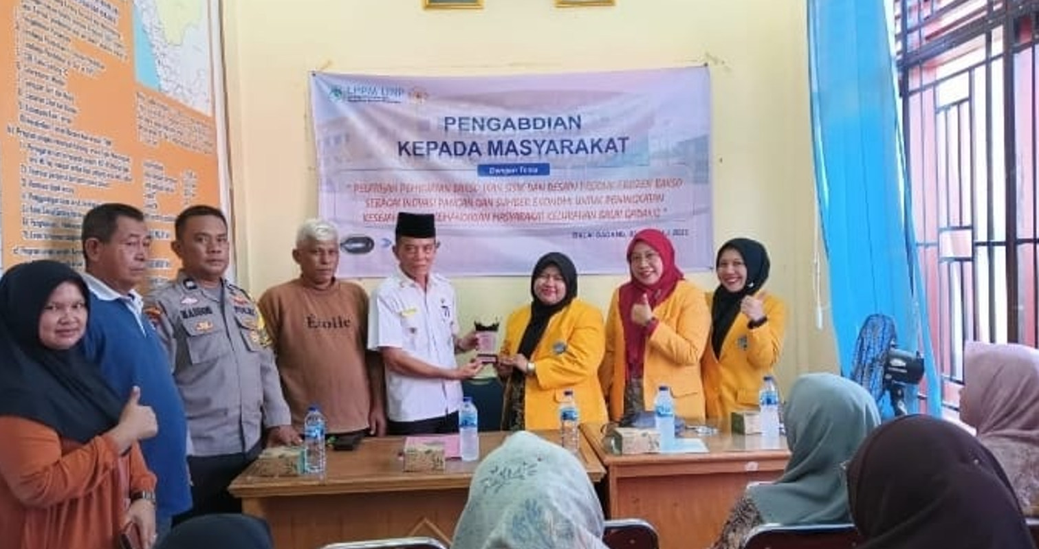 Serah terima plakat pelatihan pembuatan bakso ikan sisik dan desain produk frozen.