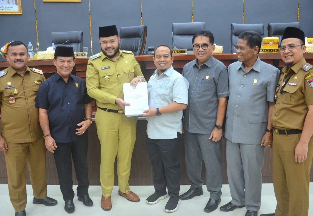 Wali Kota Padang Fadly Amran sampaikan KUA-PPAS 2026 kepada Ketua DPRD Kota Padang, Muharlion. (Foto: Prokopim)