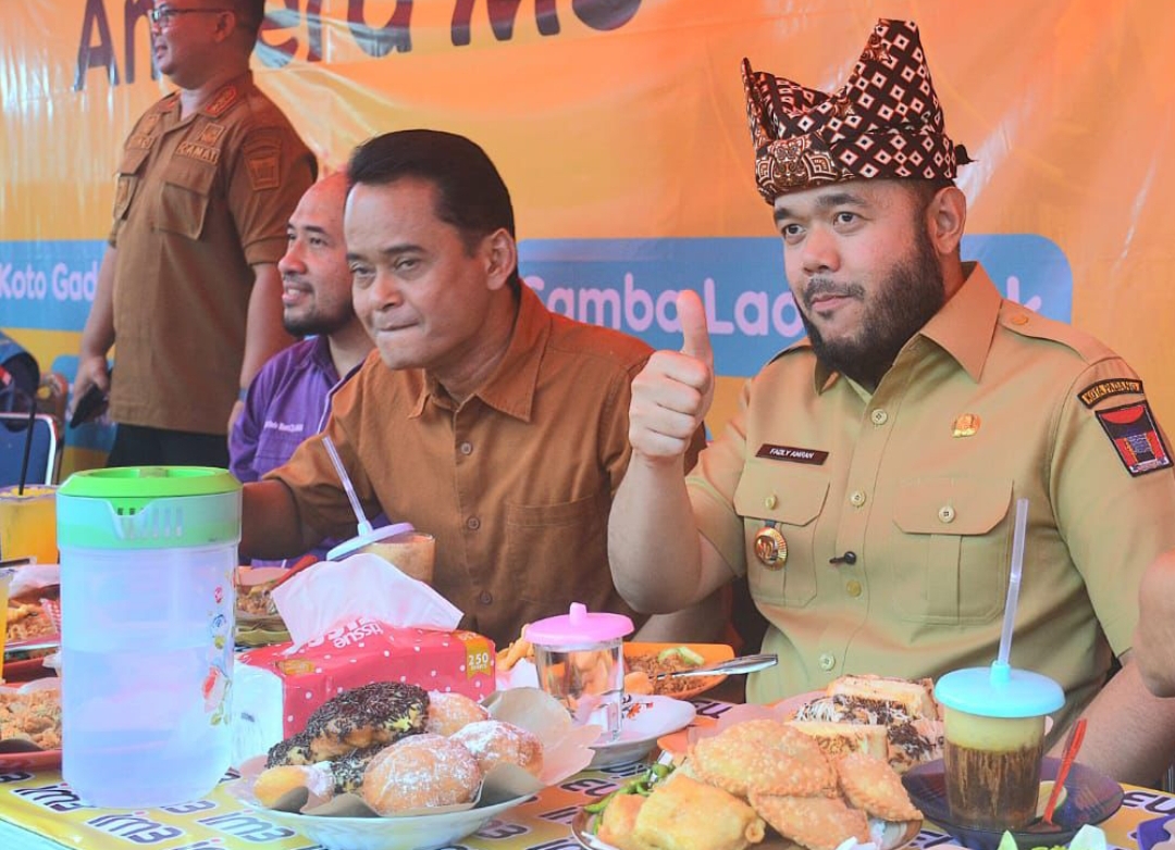 Wako Padang Fadly Amran mencoba menu kuliner saat peresmian Pasar Kuliner Jati di Jalan Suliki, Jati Baru, Padang Timur.(Foto: Prokopim)