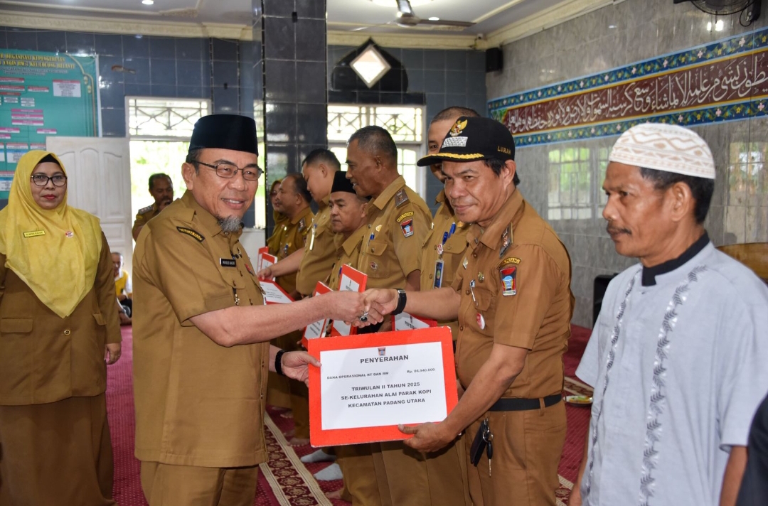Wawako Maigus Nasir serahkan Dana Operasional Triwulan II secara simbolis kepada Ketua RT/RW, Guru TPQ/MDTA, Imam Masjid, serta Kader Posyandu dan PAUD. (Foto: Prokopim)