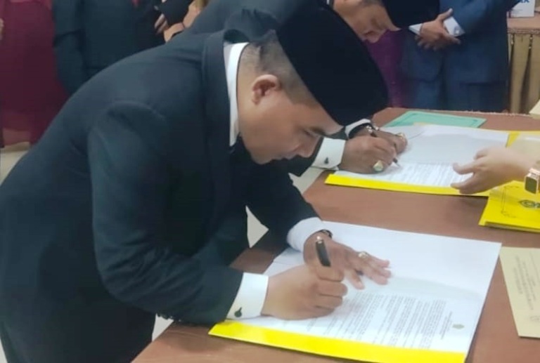DILANTIK: Dafril Tuanku Bandaro ketika menandatangani berita acara pelantikan sebagai Kepala MAN Kota Sawahlunto.(tim laman guru)