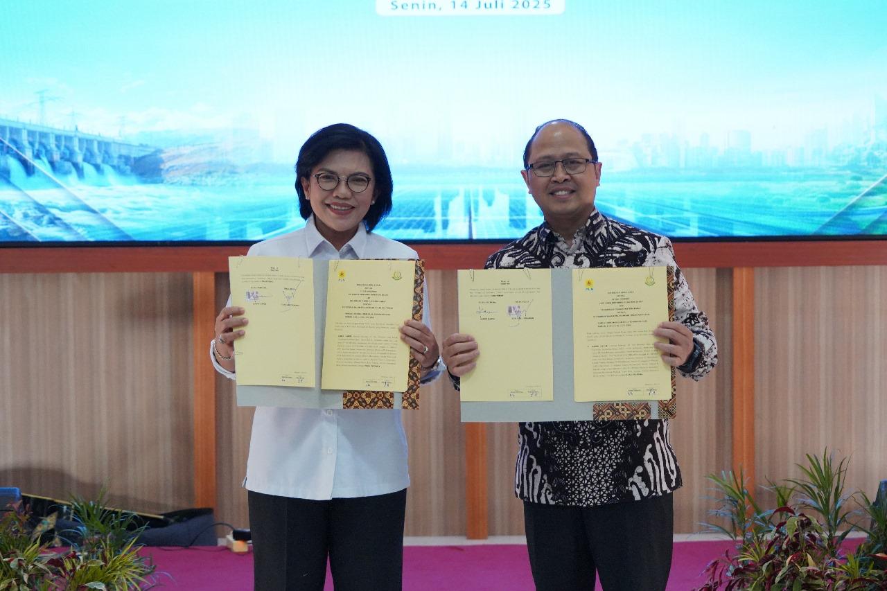 Kepala Kejaksaan Tinggi Sumbar, Yuni Daru Winarsih, dan General Manager PLN UID Sumbar, Ajrun Karim.