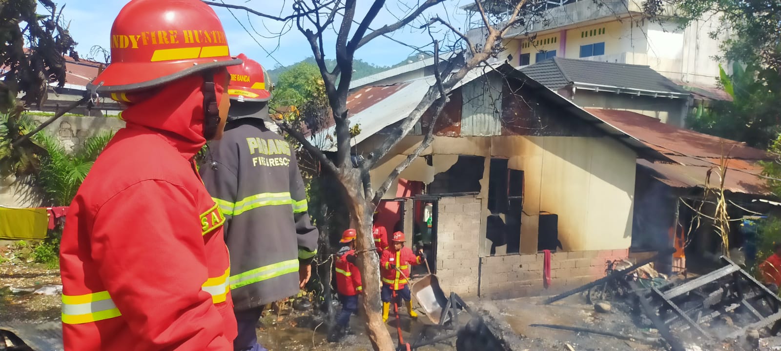 Api berhasil dipadamkan oleh personel Damkar Kota Padang. Peristiwa ini terjadi di sebuah rumah dan kedai minyak ketengan di Lubukbegalung, Kota Padang, Selasa (15/7/2025). (Dinas Damkar&nbsp;Kota&nbsp;Padang)