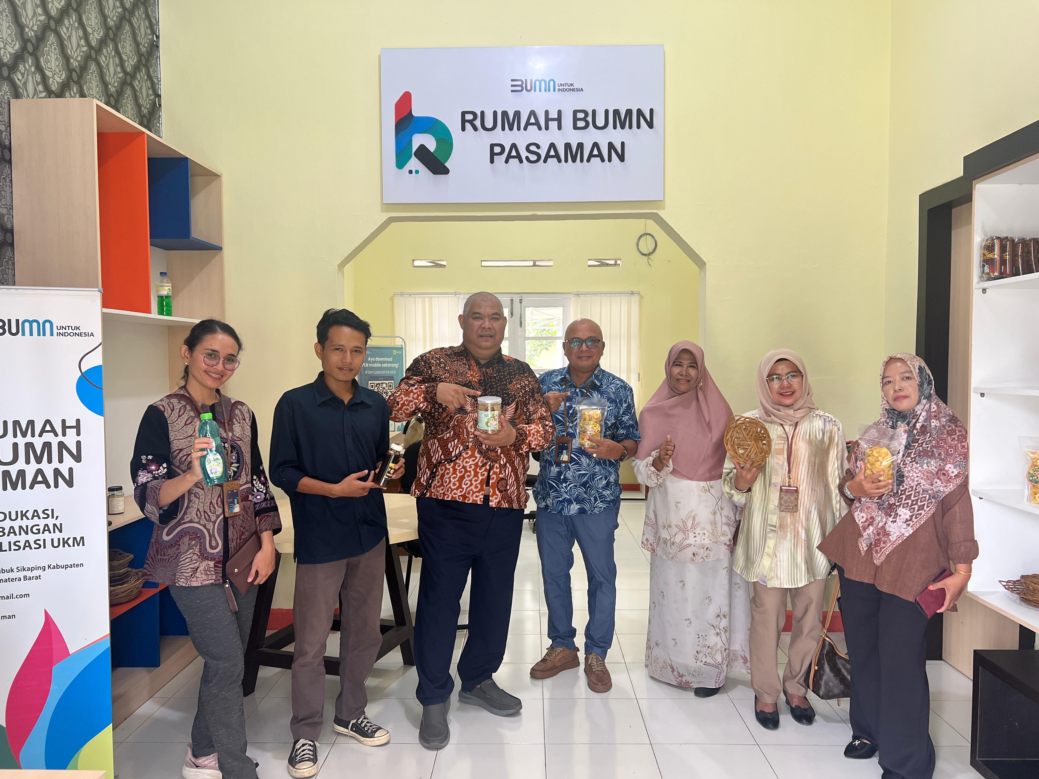 Rumah BUMN Pasaman dukung 200 UMKM naik kelas lewat pelatihan dan pameran. PLN UID Sumbar beri bantuan Rp215 juta untuk pembinaan 2025.