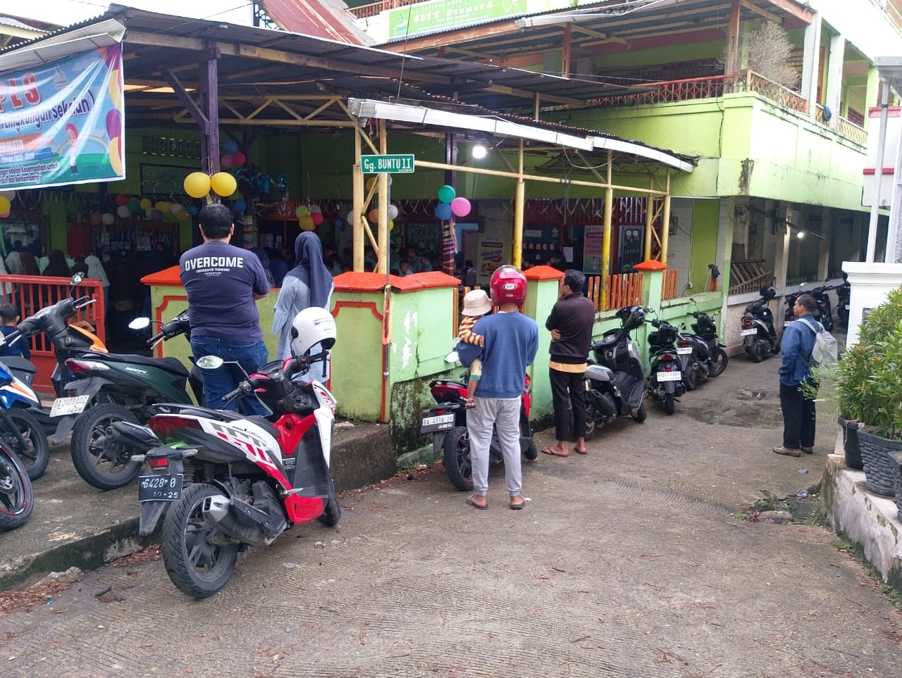 MOMEN SPESIAL: Sejumlah orang tua tampak hadir mengantarkan anakanaknya ke sekolah di SDIT Permata, Selasa (15/7). (ERI MARDINAL/PADEK)