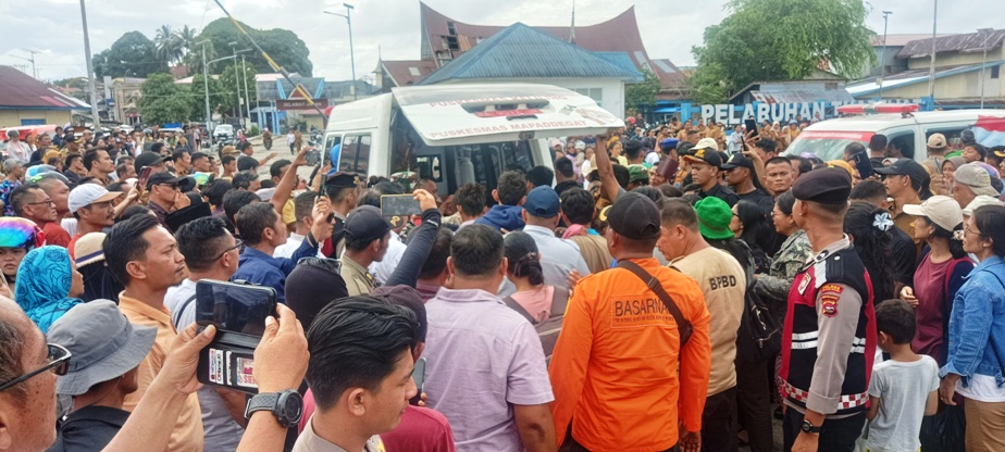 MOBILISASI KORBAN: Evakuasi korban kecelakaan longboat di Selat Sikakap yang sudah selamat untuk mendapat penanganan lebih lanjut di RSUD Mentawai Selasa (15/7) sore.(HUMAS KANTOR SAR MENTAWAI)