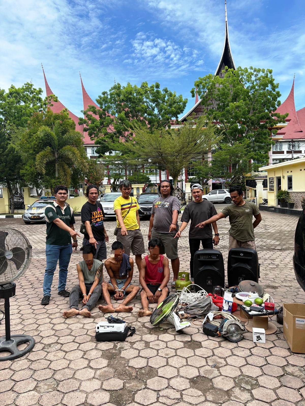 TIDAK BERKUTIK: Ketiga pelaku pencurian saat digelandang ke Mapolres Pessel bersama barang bukti hasil kejahatan, kemarin. (HUMAS POLRES PESSEL UNTUK PADEK)