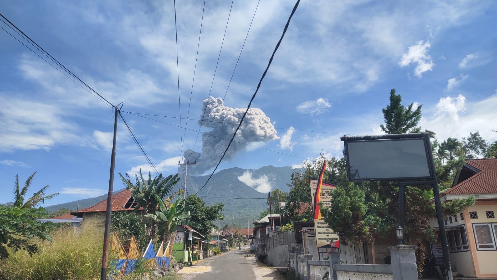 Gunung Marapi kembali erupsi pada Rabu (16/7/2025), dengan tinggi kolom letusan 1.200 meter. (WAG Marapi Information)
