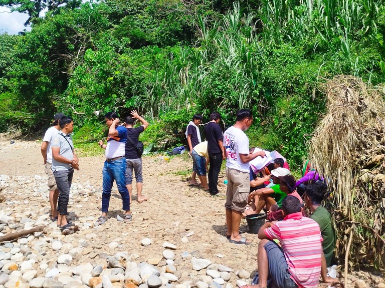 KEGIATAN ILEGAL: Para penambang emas saat diamankan beserta barang bukti di lokasi tambang ilegal di Sungai Batang Mahat, Sabtu (12/7).(POLRES LIMAPULUH KOTA UNTUK PADEK)