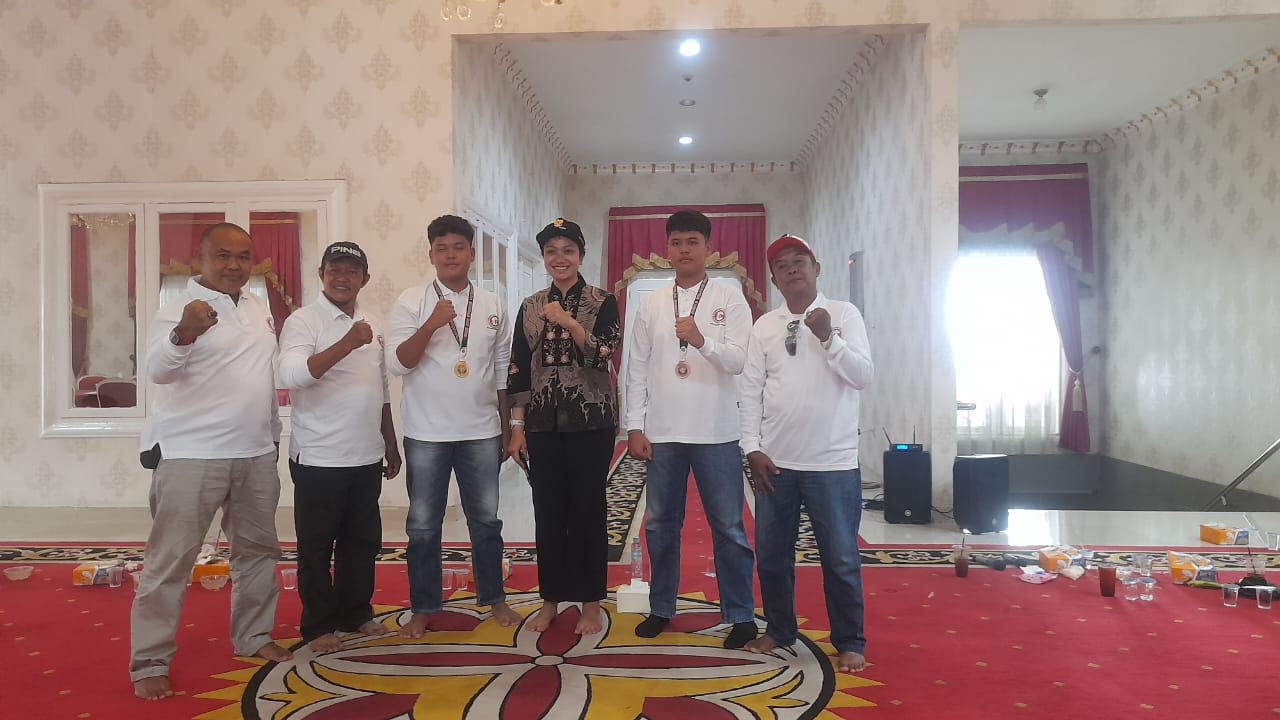 Tokoh olahraga Dharmasraya, Sutan Taufik (dua kiri), bersama Bupati Annisa Suci Ramadhani.