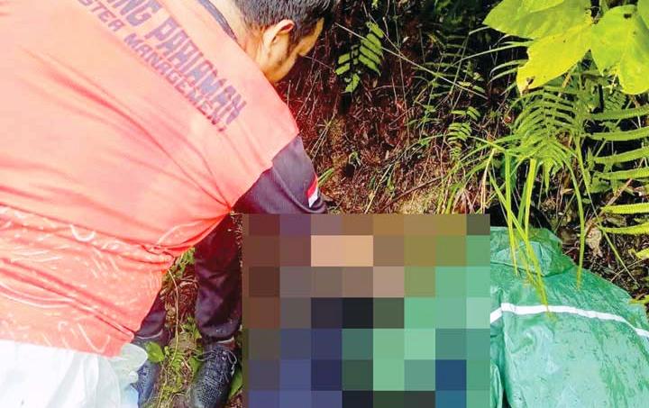 KONDISI LEMAS: Seorang gadis berinisial AM ditemukan di semak belakang rumahnya, Senin sore (14/7). Ia dilaporkan pihak keluarga menghilang sejak Jumat (11/7). (BPBD PADANGPARIAMAN)