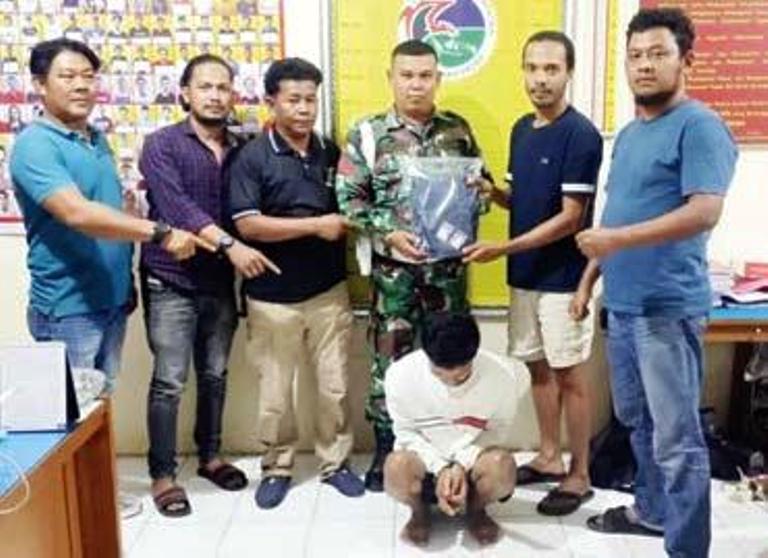 DILAPORKAN WARGA: Terduga pelaku, F, 21, saat diamankan di Kantor Polres Tanahdatar, Selasa (15/7). (HUMAS KODIM 0307/TANAHDATAR UNTUK PADEK)