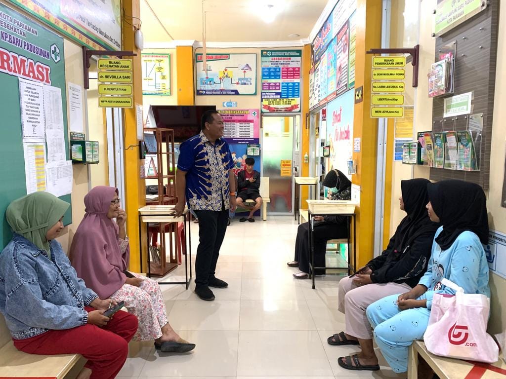 Wako Pariaman Yota Balad dalam suatu kunjungan ke Puskesmas Kampung Baru Padusunan.