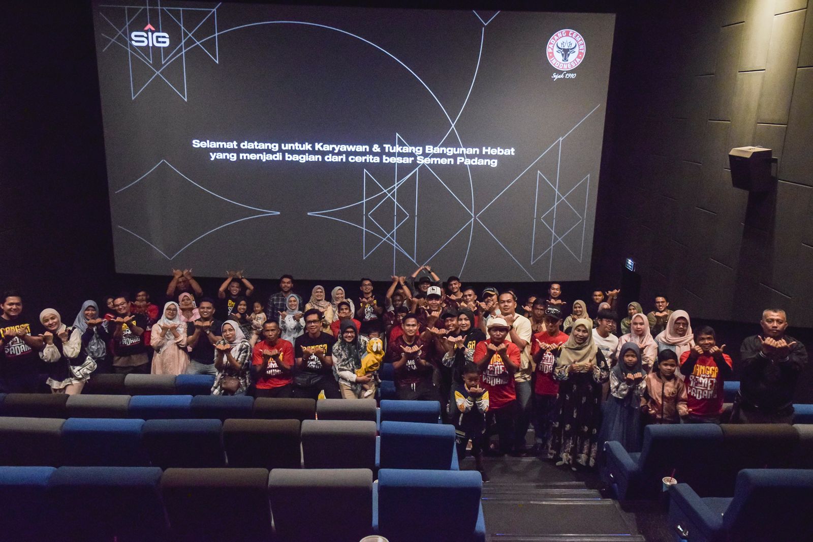PT Semen Padang ajak tukang bangunan dan keluarga nonton bareng film Superman di CGV Padang sebagai bentuk apresiasi.