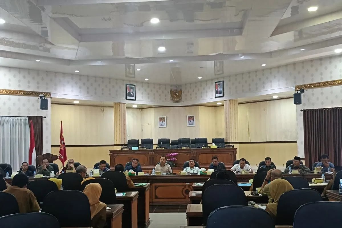 BAHAS INVESTASI: Pansus DPRD Agam saat rapat koordinasi bersama perangkat daerah membahas masalah perizinan dan dampak lingkungan di sektor perusahaan perkebunan kelapa sawit.(HASNERIL FOR PADEK)