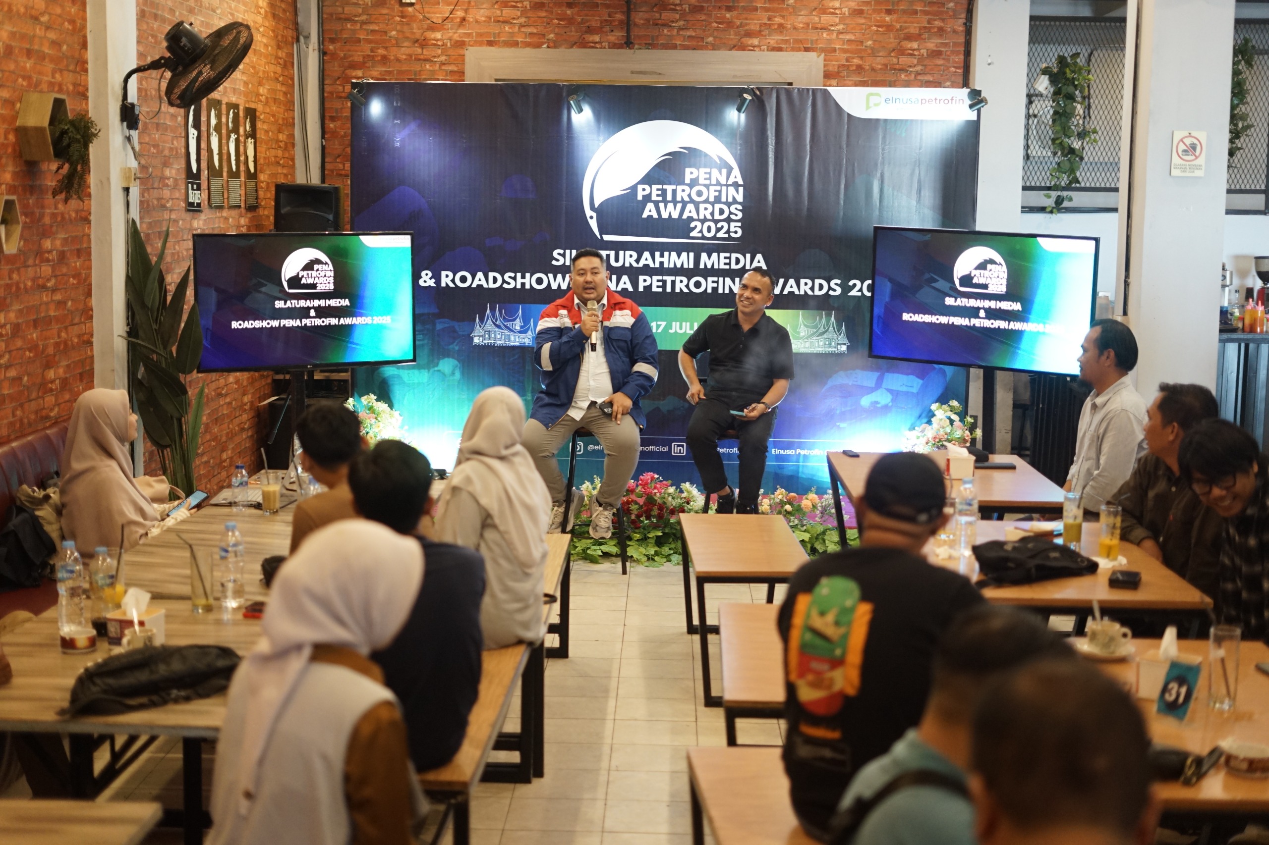 Manager Corporate Communication & Relations PT Elnusa Petrofin, Putiarsa Bagus Wibowo dan Dirut Padang Ekspres Mhd Nazir Fahmi dalam acara sosialisasi Pena Petrofin Awards 2025, Kamis (17/7).
