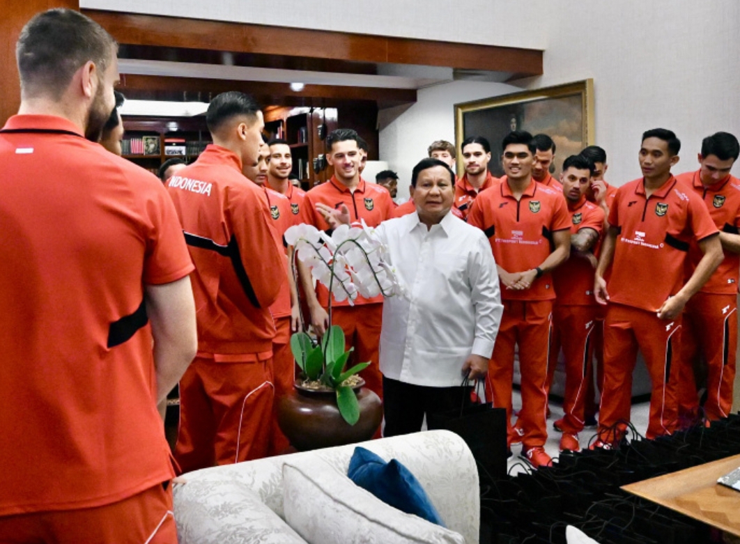 Pemain Timnas Indonesia disambut Presiden Prabowo Subianto, di kediaman pribadinya, Jakarta, Jumat (6/6/2025), setelah lolos ke Babak Keempat Kualifikasi Piala Dunia 2026. (Foto: PSSI)