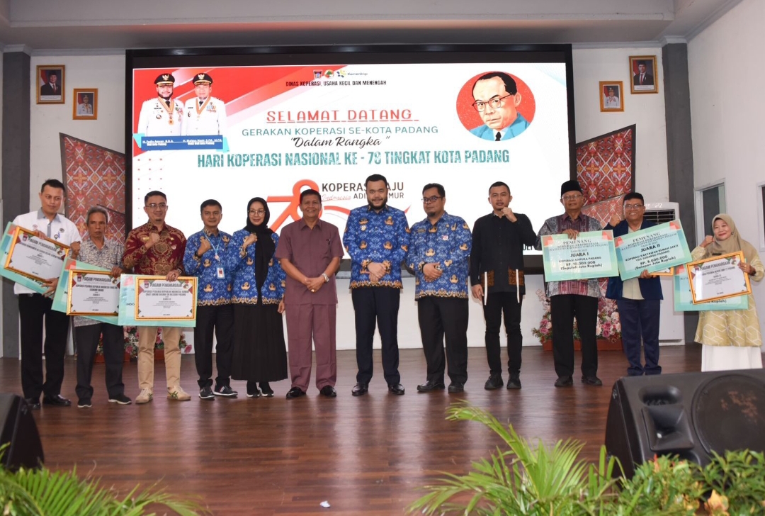 Wali Kota Padang Fadly Amran (tengah) saat meluncurkan Koperasi Kelurahan Merah Putih seluruh Kelurahan, Kamis (17/7/2025). (Foto: Prokopim)