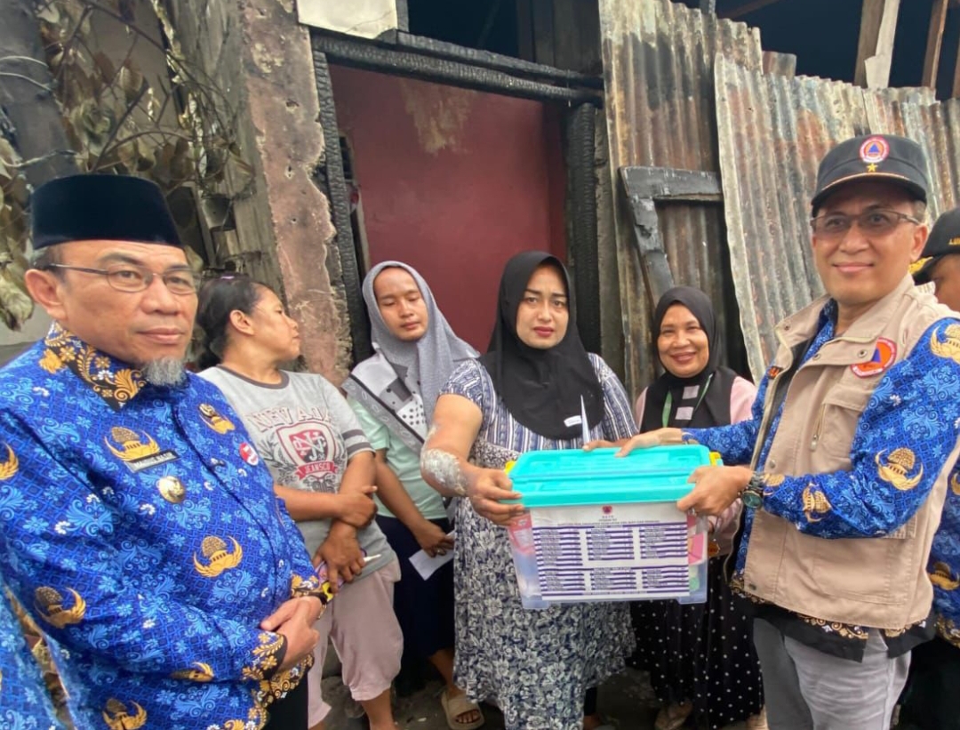 Wawako Padang Maigus Nasir, mengunjungi dan serahkan bantuan korban kebakaran di Parak Laweh Pulau Aia Nan XX, Lubuk Begalung. (Foto: Prokopim)