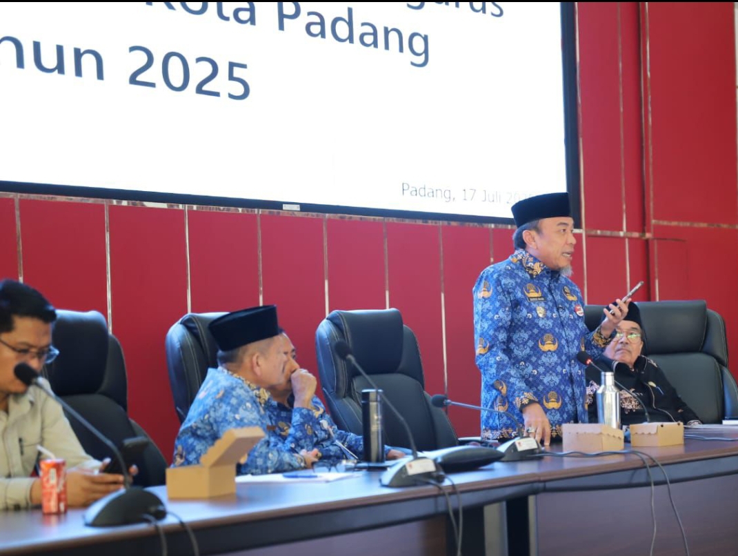 Wawako Maigus Nasir memimpin Rapat Optimalisasi Persiapan Launching Smart Surau di Gedung Bagindo Aziz Chan, Balai Kota Padang, Kamis (17/7/2025).(Foto: Prokopim)