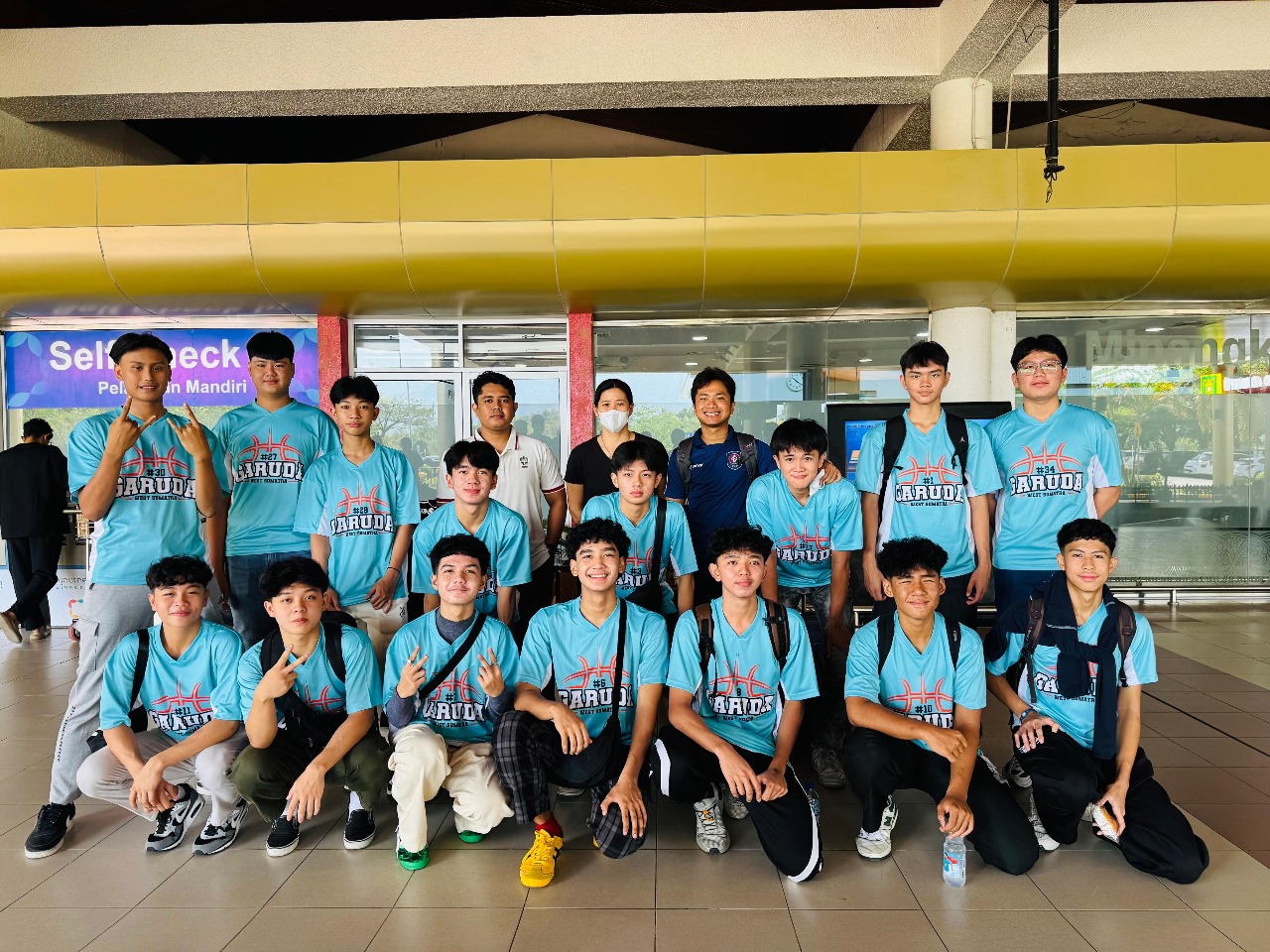 Tim bola basket putra Garuda Padang bertolak ke Surabaya melalui Bandara Internasional Minangkabau untuk mengikuti Kejuaraan Nasional (Kejurnas) Bola basket Kelompok Umur 16 Tahun (KU16) Tahun 2025.