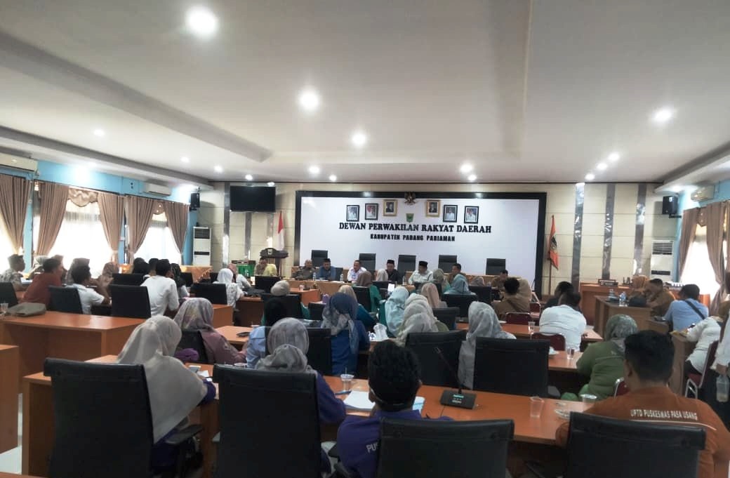 PERJUANGKAN NASIB: Ratusan honorer melakukan hearing di DPRD Padangpariaman yang dipimpin langsung oleh Ketua DPRD, kemarin. (ARIS PG/PADEK)