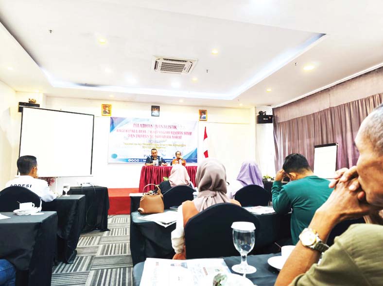 SIAP MENDAMPINGI: Dirut Padang Ekspres Mhd Nazir Fahmi didampingi Manajer EO Two Efly saat pembukaan sekaligus meet and greet Pelatihan Jurnalistik Nagari Padek Angkatan IV Tahun 2025.(TANDRI/PADEK)