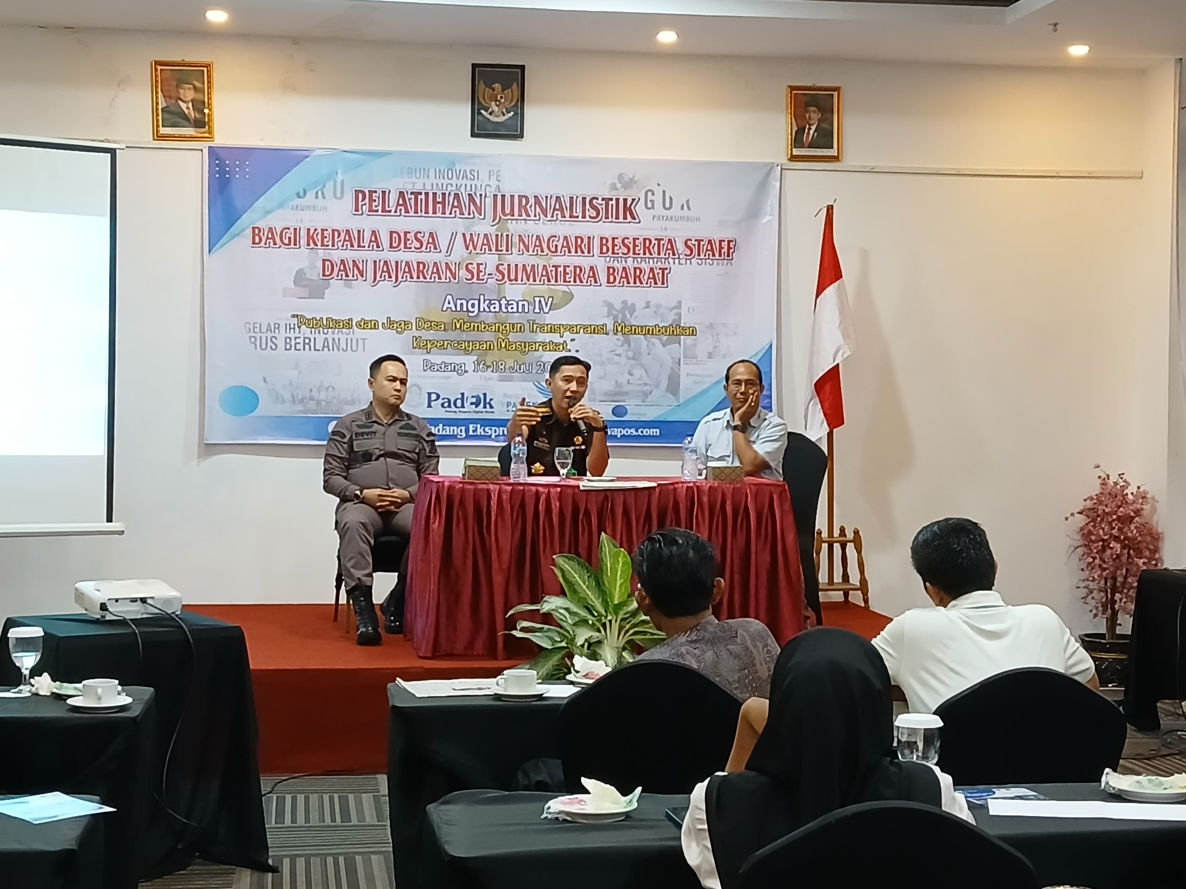 ANTUSIAS: Asisten Intelijen (Asintel) Kejati Sumbar Efendri Eka Saputra memaparkan materi pada Pelatihan JurnalistikNagari Padek Angkatan IV Tahun2025 di Hotel Fave Padang kemarin.(SUYUDI/PADEK)
