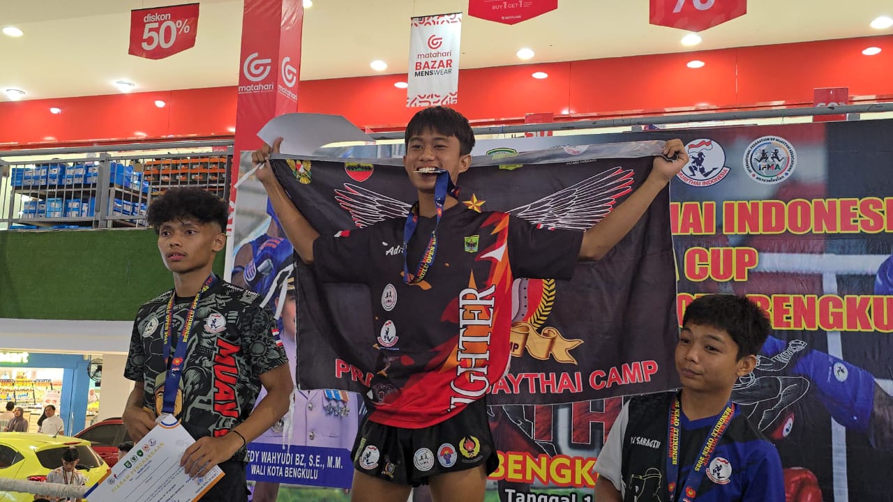 KELAS 51 KG: Aditya Hendrian (tengah) meraih emas pada Kejuaraan Nasional Muaythai Indonesia Walikota Cup Kota Bengkulu, baru-baru ini.(DOKUMENTASI SASANA GAGAK HITAM)
