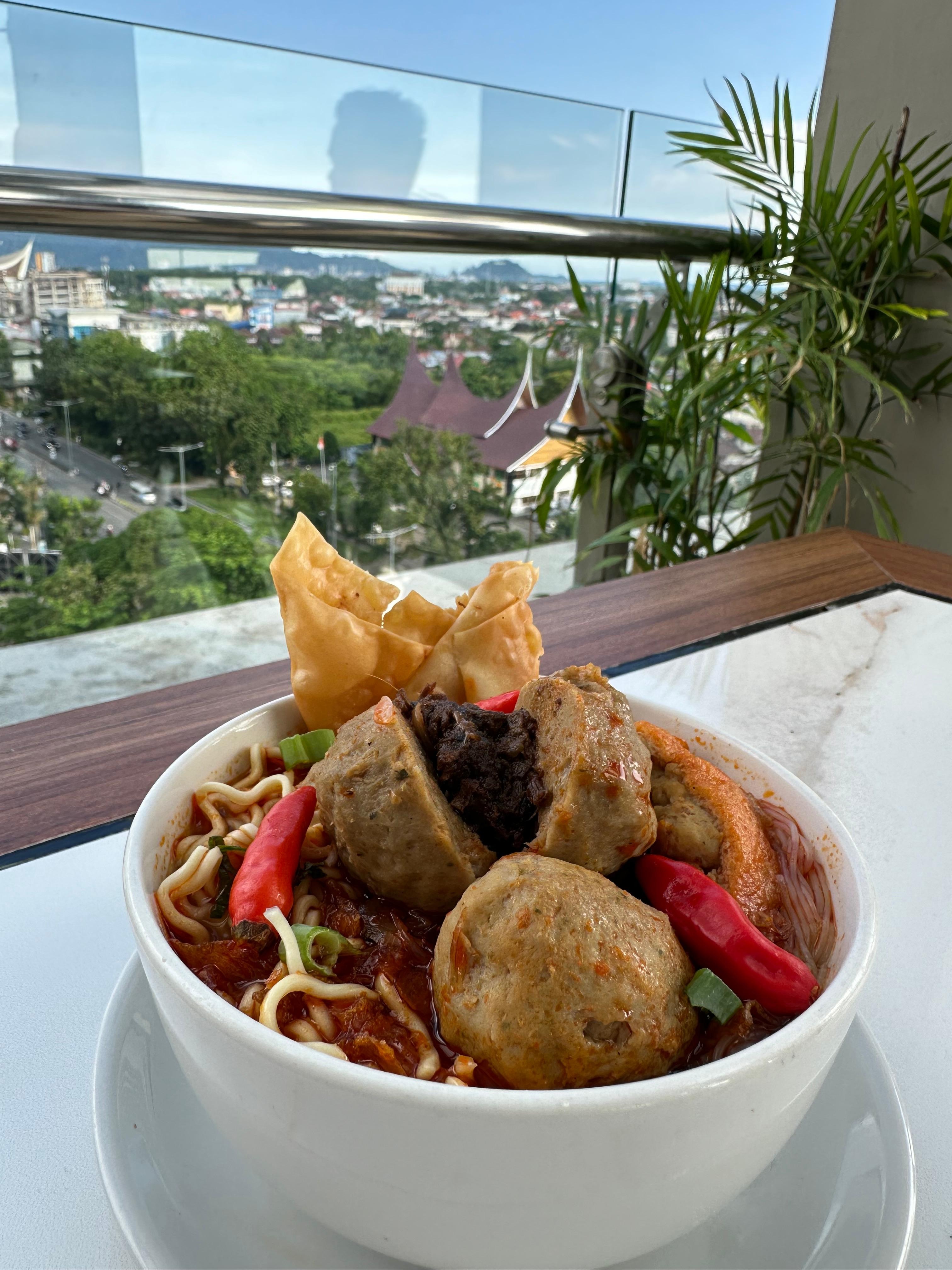 Whiz Prime Hotel menghadirkan Bakso Begadang yang akan memuaskan selera makan tamu.