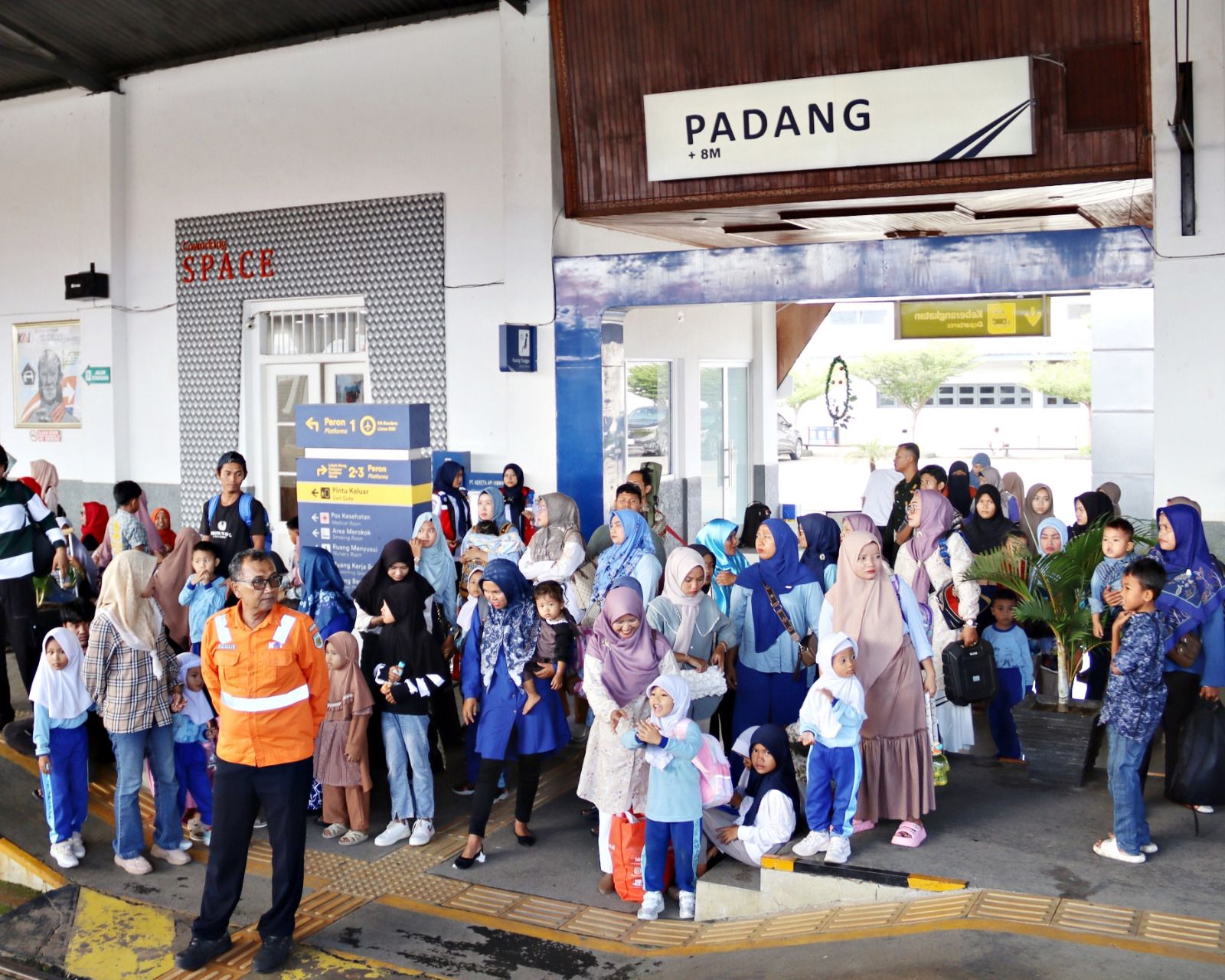 Suasana keramaian penumpang kereta api di Stasiun Padang.
