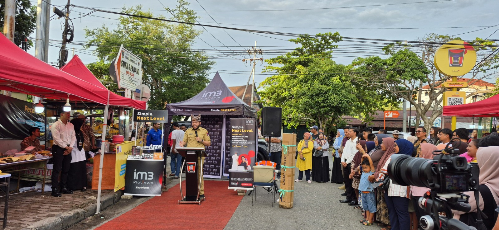 Indosat IM3 dukung pengembangan UMKM melalui pembukaan Pasar Kuliner Jati Padang. Sediakan konektivitas, edukasi digital, dan promosi berbasis ekosistem digital.