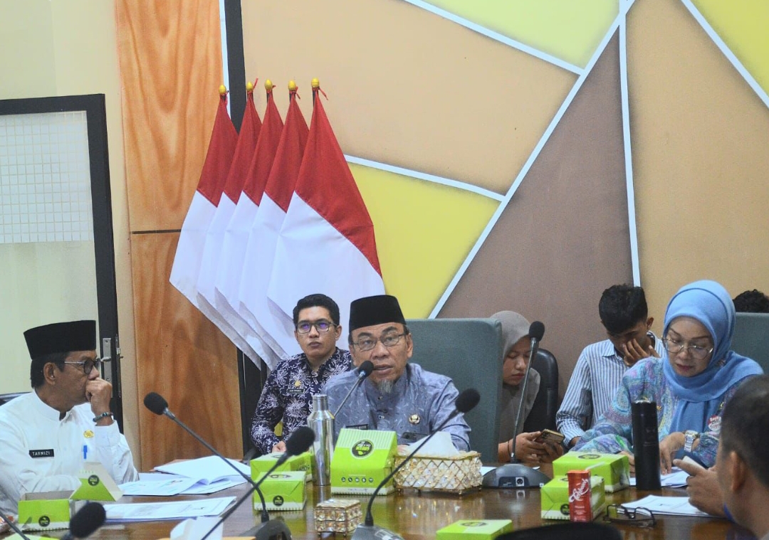 Wawako Padang Maigus Nasir pimpin rapat persiapan HJK di Ruang Lounge Balai Kota Padang, Jumat (18/7/2025).(Foto: Prokopim)