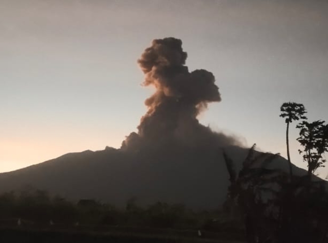 Gunung Marapi erupsi pada Jumat (18/7/2025) pukul 18.51 WIB. PVMBG laporkan tinggi kolom letusan 1000 meter. (Foto: WAG Marapi Information)
