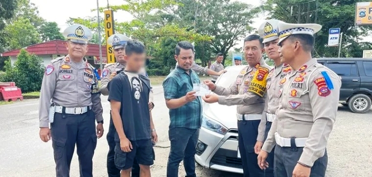 Kasat Lantas AKP Zamrinaldi beserta anggota amankan pemilik narkoba pada saat operasi Patuh Singgalang (Satlantas Polres Dharmasraya)