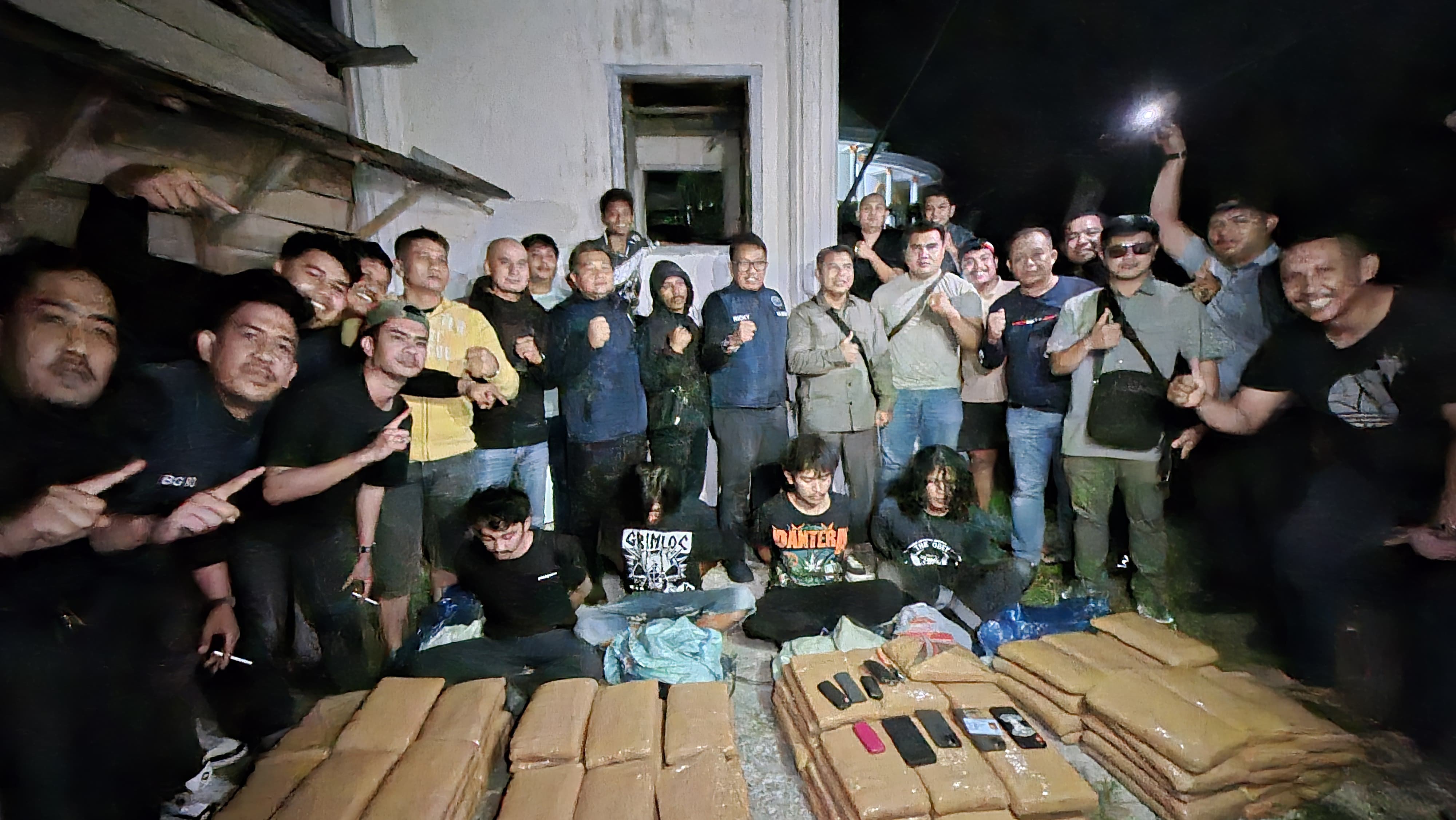 BNNP Sumatera Barat gagalkan penyelundupan 100 kg ganja kering di Bukittinggi. Empat orang kurir diamankan dalam operasi gabungan.
