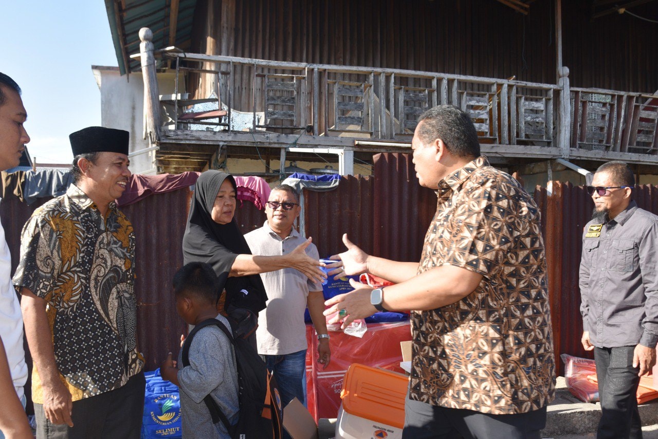 Wali Kota Pariaman Yota Balad jabat tangan warganya saat serahkan bantuan untuk korban kebakaran di Desa Naras I, bantu ringankan beban warganya.