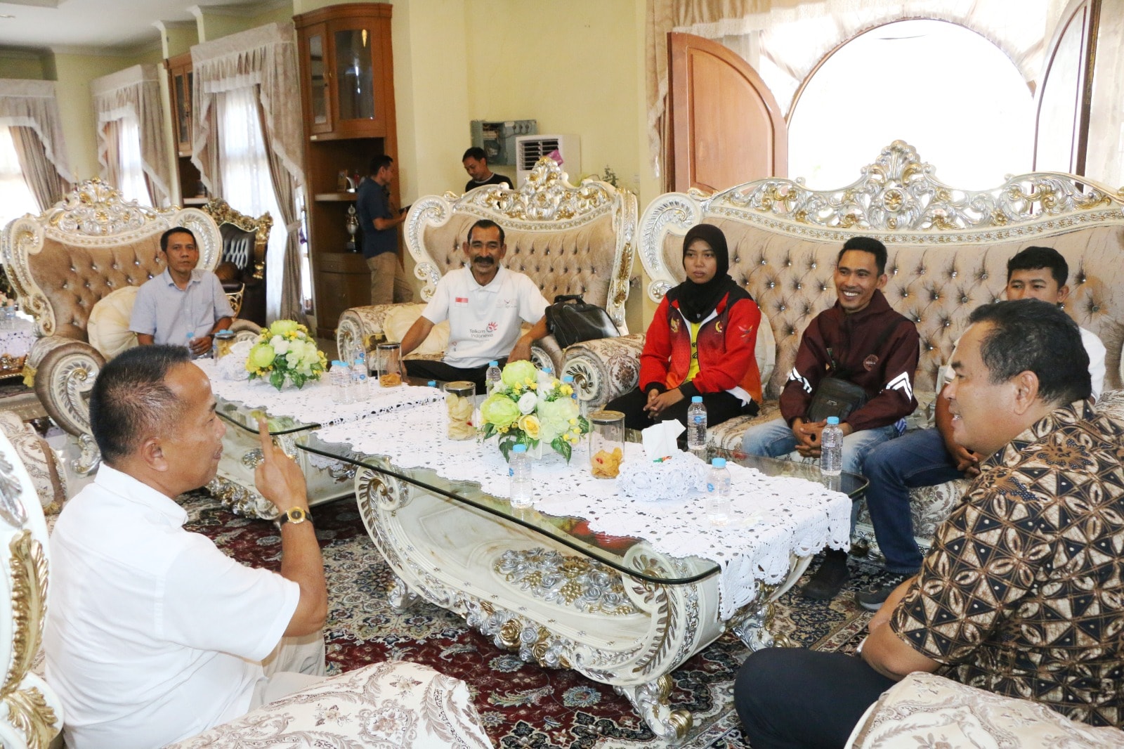 Wali Kota Pariaman Yota Balad lepas atlet Teqball Zikra Dwi Putri yang akan bertanding di Kejurnas Teqball 2025 mewakili Sumbar pada 22&ndash;24 Juli di Jakarta.