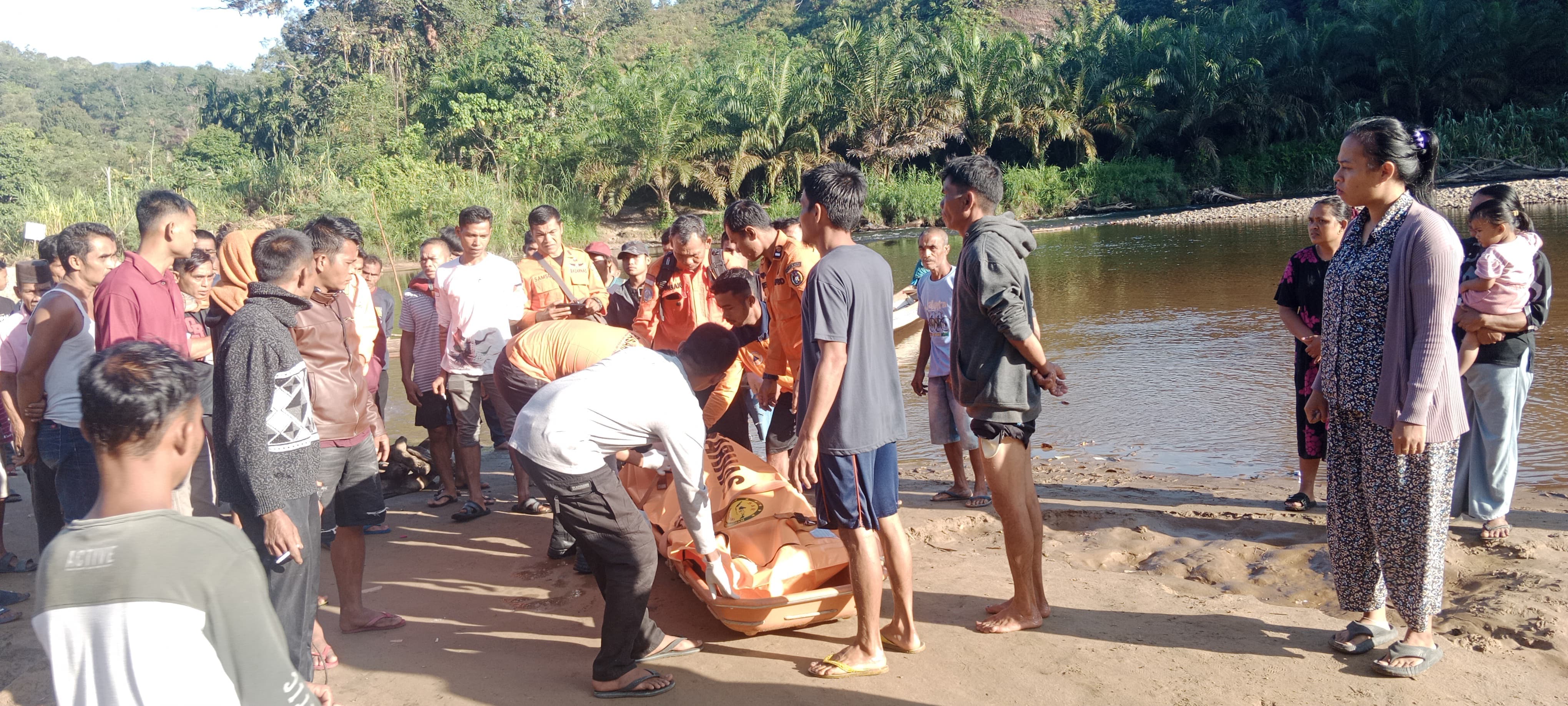 Tim SAR evakuasi pria asal Koto Kampar Hulu, tewas terjepit batu saat menembak ikan di Sungai Kapur IX.
