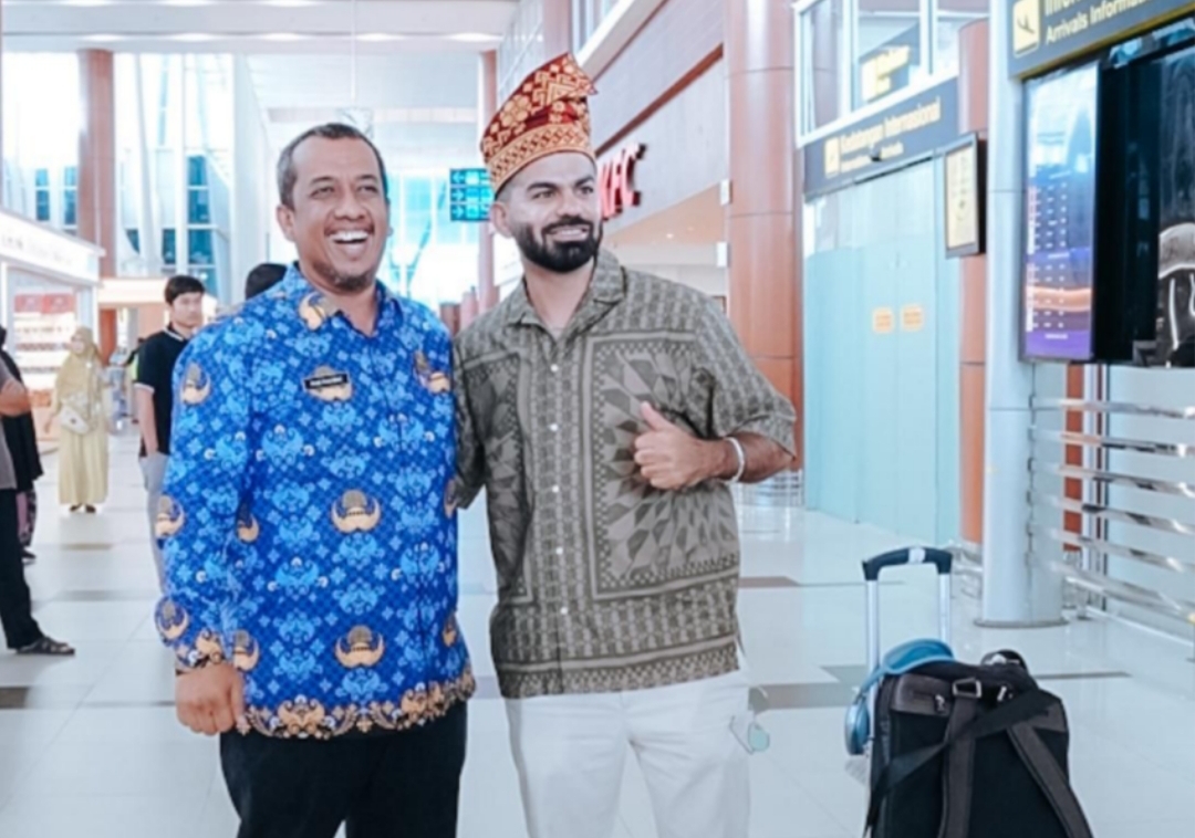Kepala Dinas Pariwisata Riau, Roni Rakhmat jemput Joe Hattab di Bandara Internasional Sultan Syarif Kasim II Pekanbaru, Riau.(Foto: Media Center Riau)