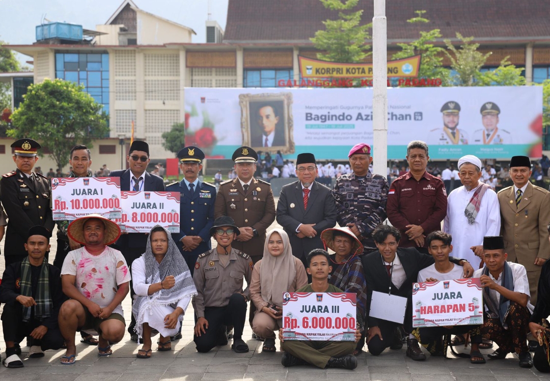 Wawako Padang Maigus Nasir bersama para pemenang napak tilas sejarah Bagindo Aziz Chan.(Foto: Prokopim)