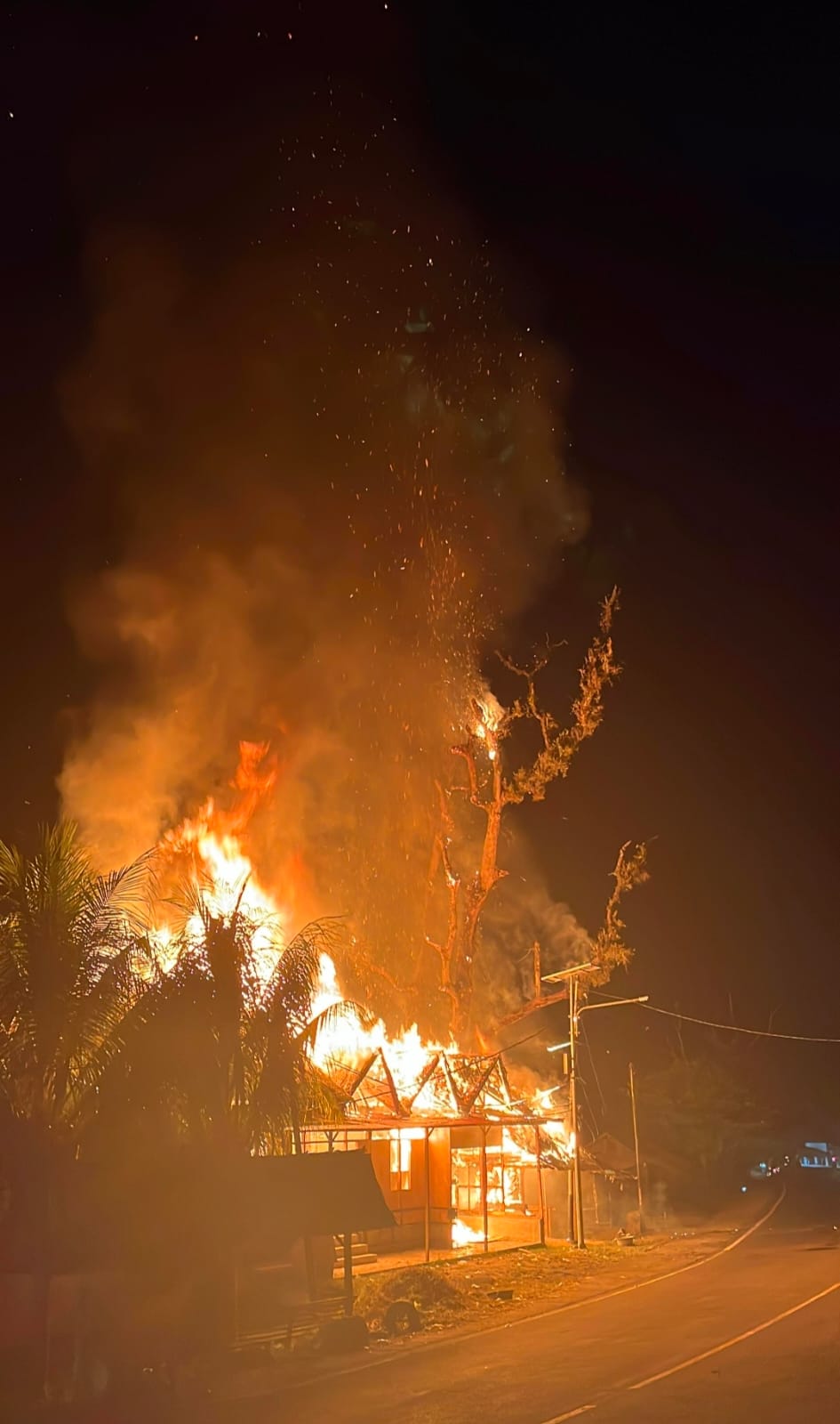 Kebakaran melanda warung dan pondok bibit ikan di Kiambang Padangpariaman, Jumat malam (18/7/2025). (Damkar&nbsp;Padangpariaman)